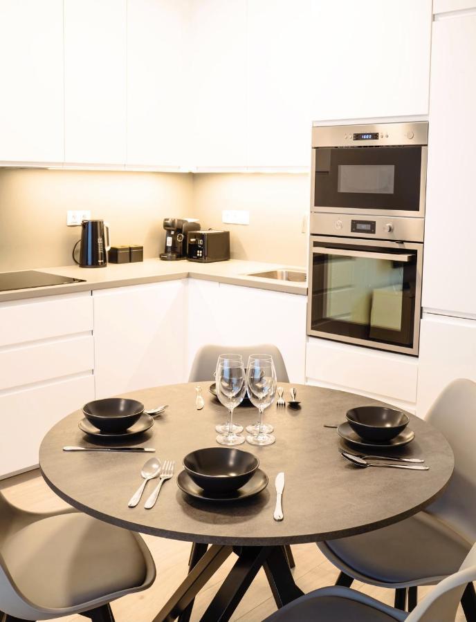 Tran Chien Apartment With Free Private Parking 布拉格 外观 照片