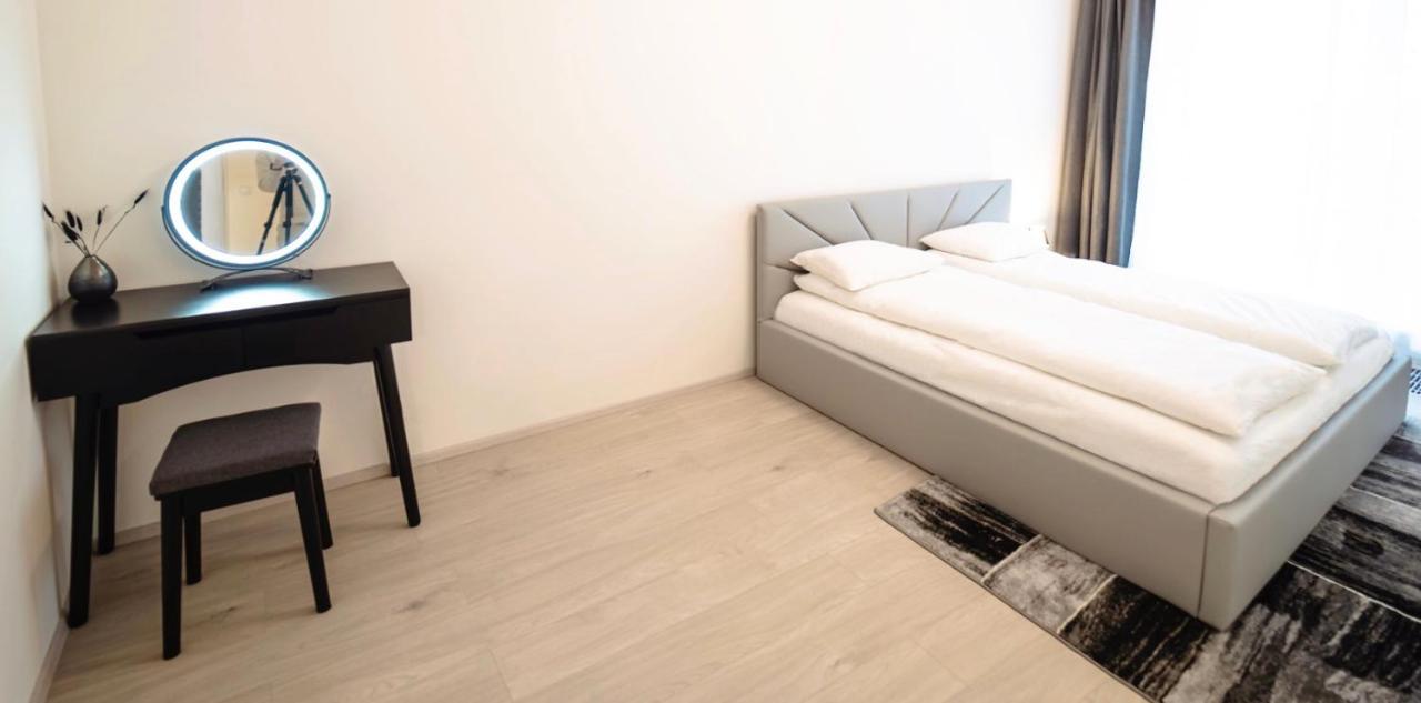 Tran Chien Apartment With Free Private Parking 布拉格 外观 照片